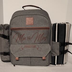 NWOT Deluxy Mr. & Mrs. Insulated Picnic Backpack Set for 2 w/ Stripe Blanket